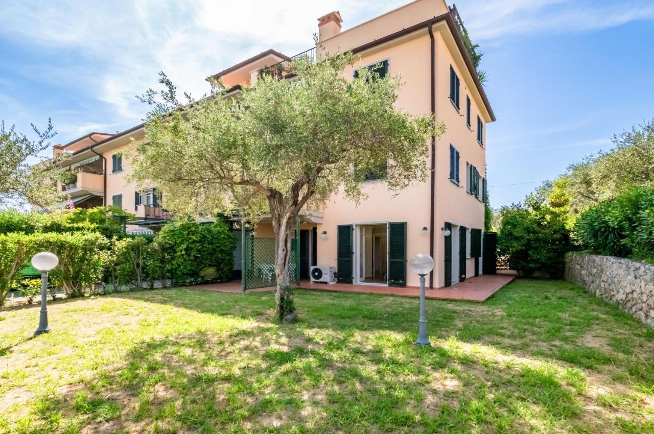 Piana Di Solaro Modern Flat & Swimming Pool Apartamento Lerici Exterior foto